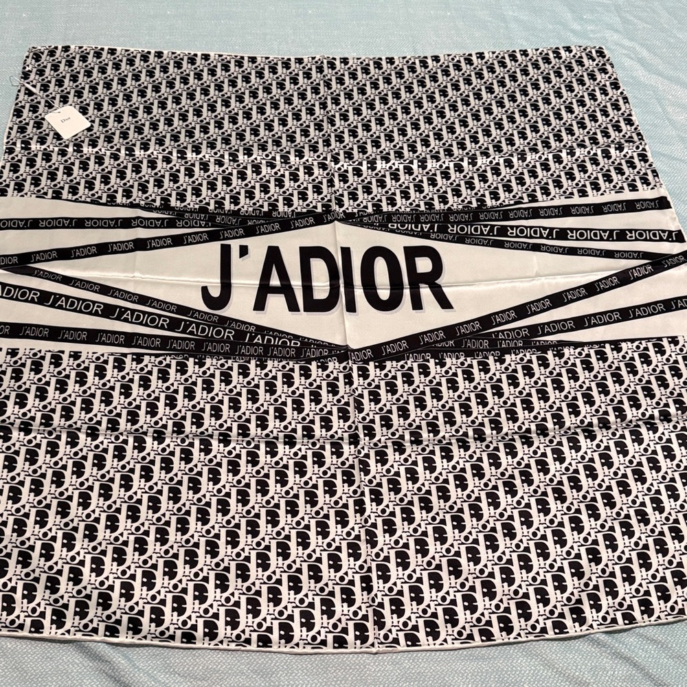 Black and White Patterned scarf
Faux only